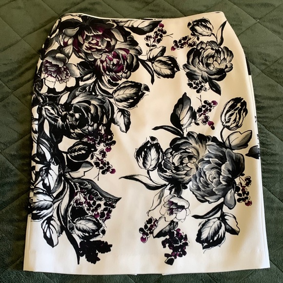 Dresses & Skirts - White House Black Market Striking Fully Lined Floral Pencil Skirt